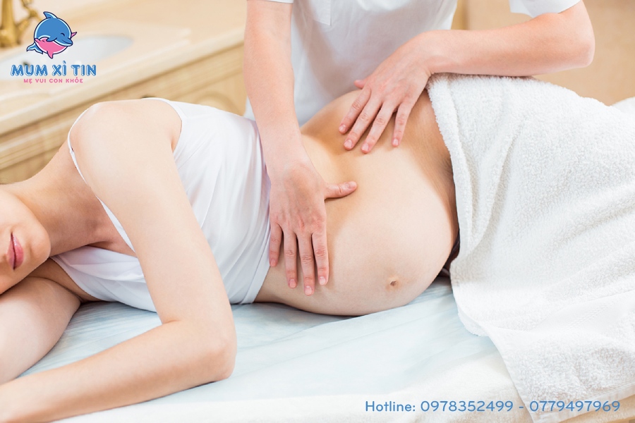 Khi thực hiện massage bạn cần nằm nghiêng và đổi tư thế sau 15-20 phút